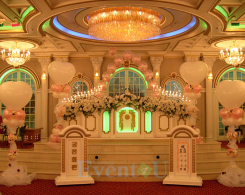 We specialize in elegant wedding decor and color coordination